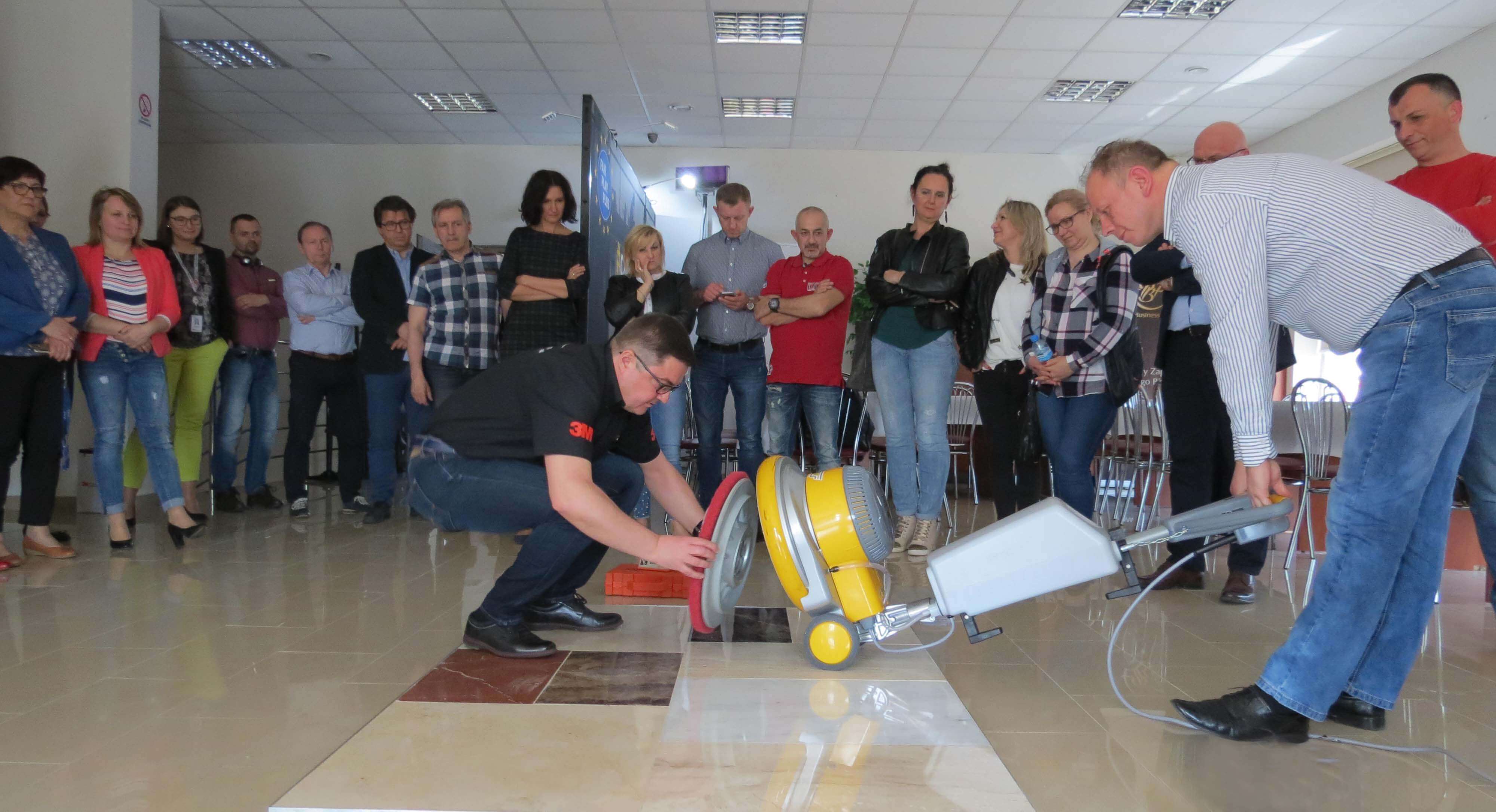 Doradztwo i szkolenia – oferta naszej hurtowni profesjonalnej chemii oraz sprzętu do sprzątania