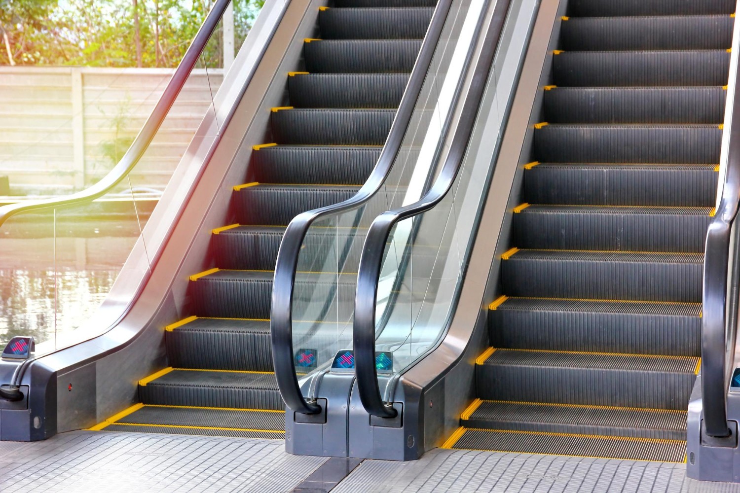 Eskulator – maszyna do czyszczenia schodów ruchomych